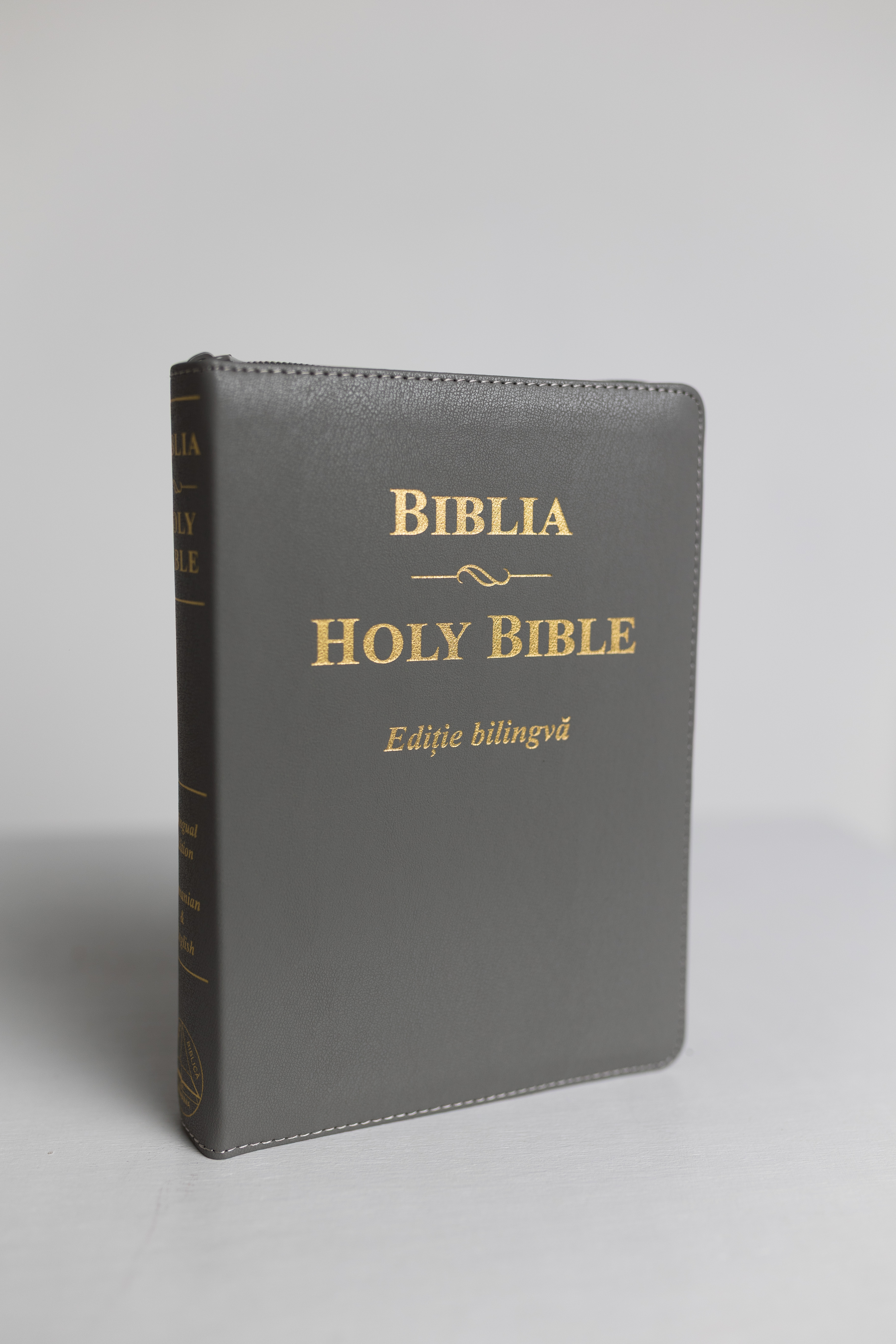 Biblia bilingva romana engleza, gri, mărime medie [cu fermoar]