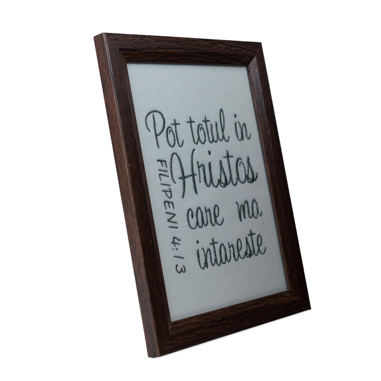 Tablou din material textil, brodat, cu mesaj crestin, 23 x 18 cm - "Pot totul in Hristos care ma intareste" (model 1) Tablou din material textil, brodat, cu mesaj crestin, 23 x 18 cm - "Pot totul in Hristos care ma intareste" (model 1)