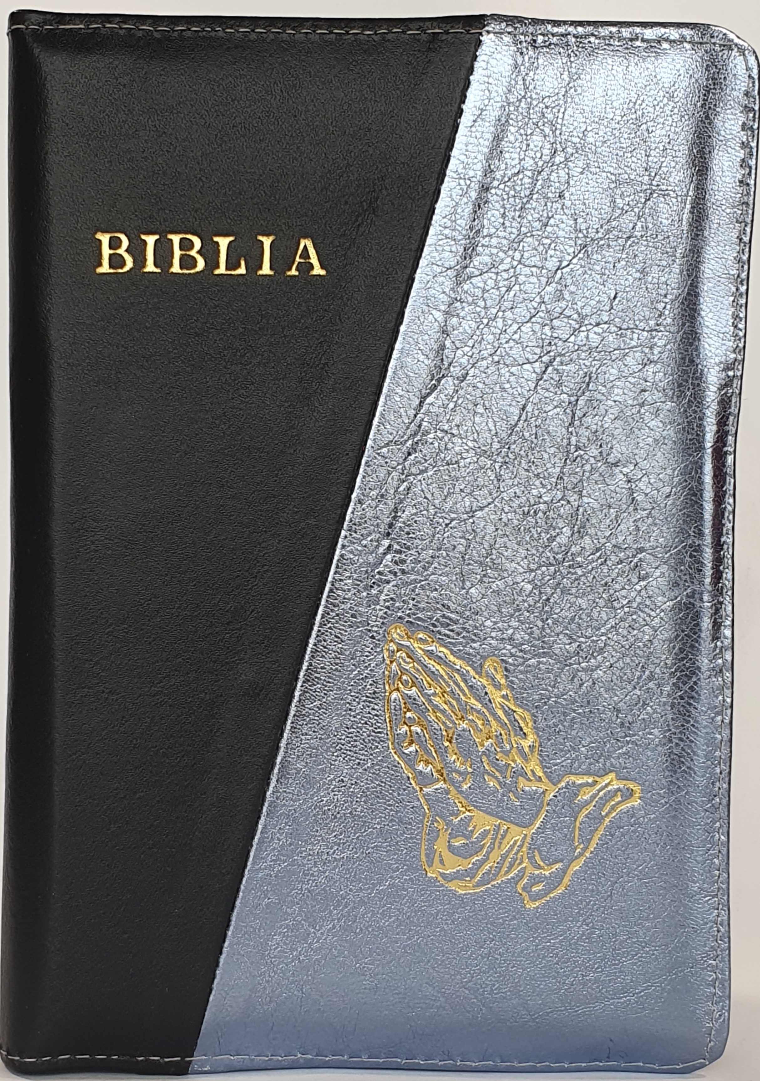 Biblia din piele, marime medie, culoare negru cu albastru deschis sidefat, fermoar,margini albe,simbol maini in rugaciune, cuv. lui Isus cu rosu [053]