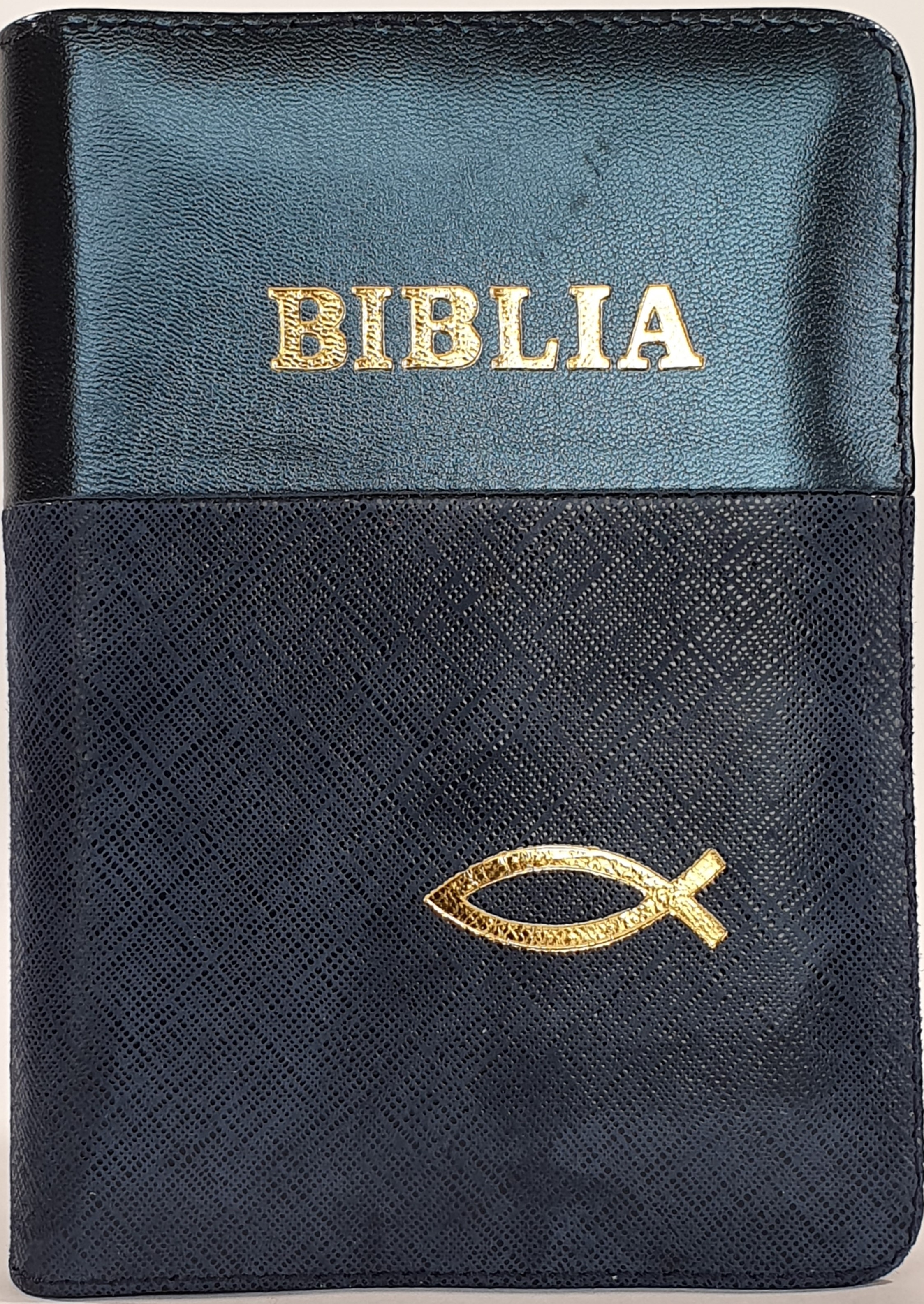 Biblia format mic, din piele, culoare bleumarin cu bleumarin texturat, index, fermoar, margini argintii, simbolul peste, cuv. lui Isus in rosu [047 PFI]
