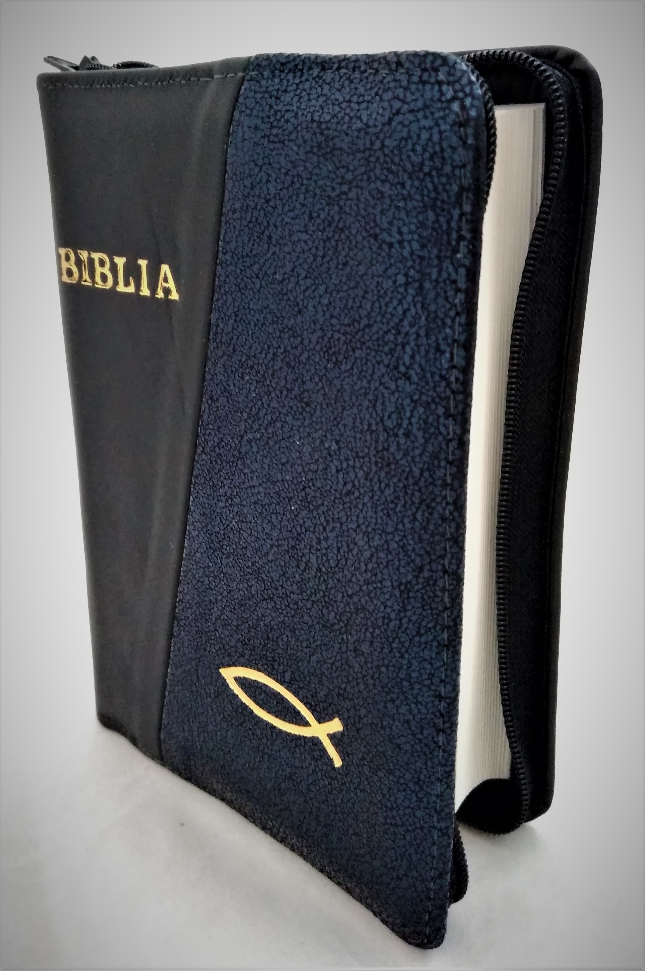 Biblie din piele, mica, negru / bleumarin texturat, fermoar, margini albe, simbolul peste, cuv. lui Isus in rosu [043 PF]