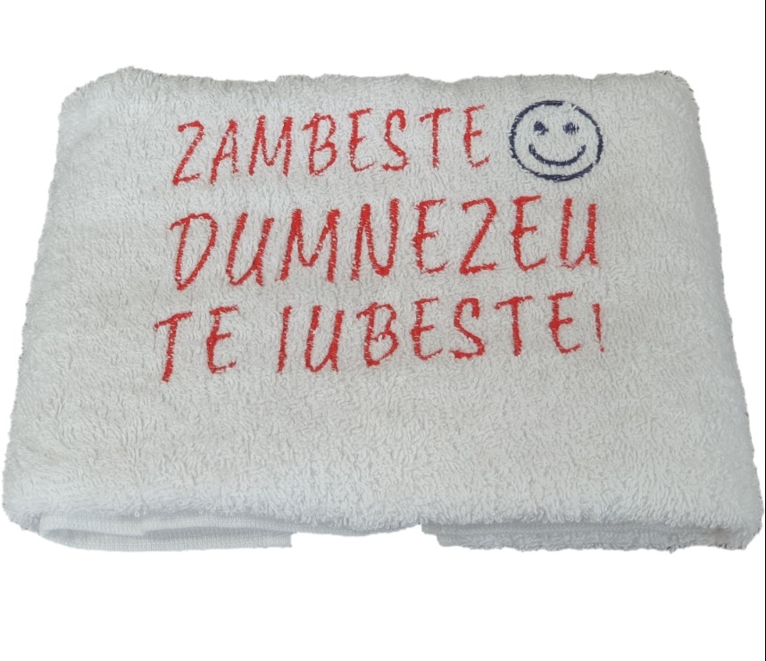 Prosop brodat - Zambeste! Dumnezeu te iubeste (alb) Prosop brodat - Zambeste! Dumnezeu te iubeste (alb)