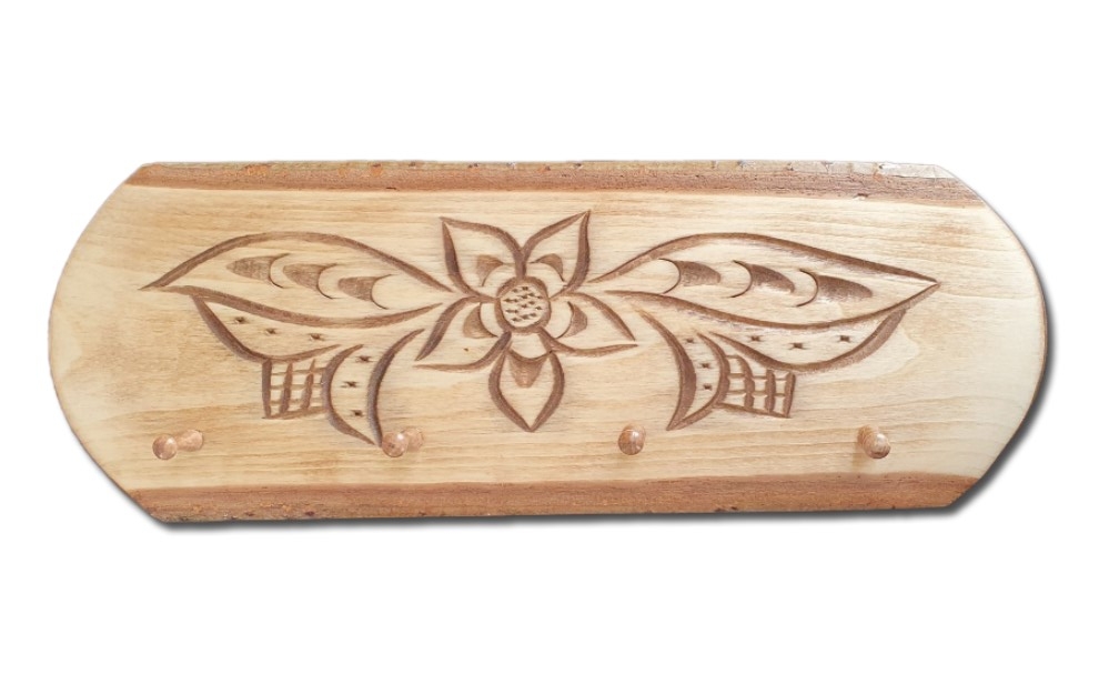 Cuier, suport chei - din lemn cu modele de flori ( 39x14cm) Cuier, suport chei - din lemn cu modele de flori ( 39x14cm)