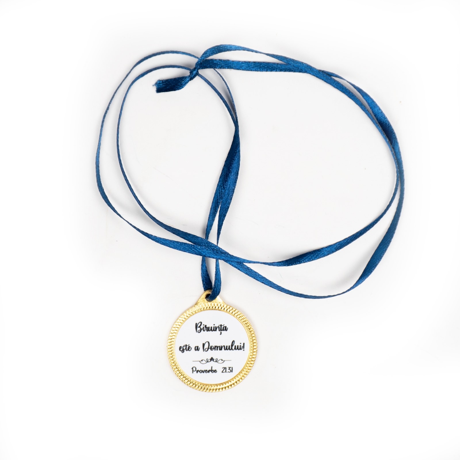 Medalie ABS gravata, aurie, cu mesaj crestin, panglica albastră - "Biruința este a Domnului!" Proverbe 21:31 Medalie ABS gravata, aurie, cu mesaj crestin, panglica albastră - "Biruința este a Domnului!" Proverbe 21:31