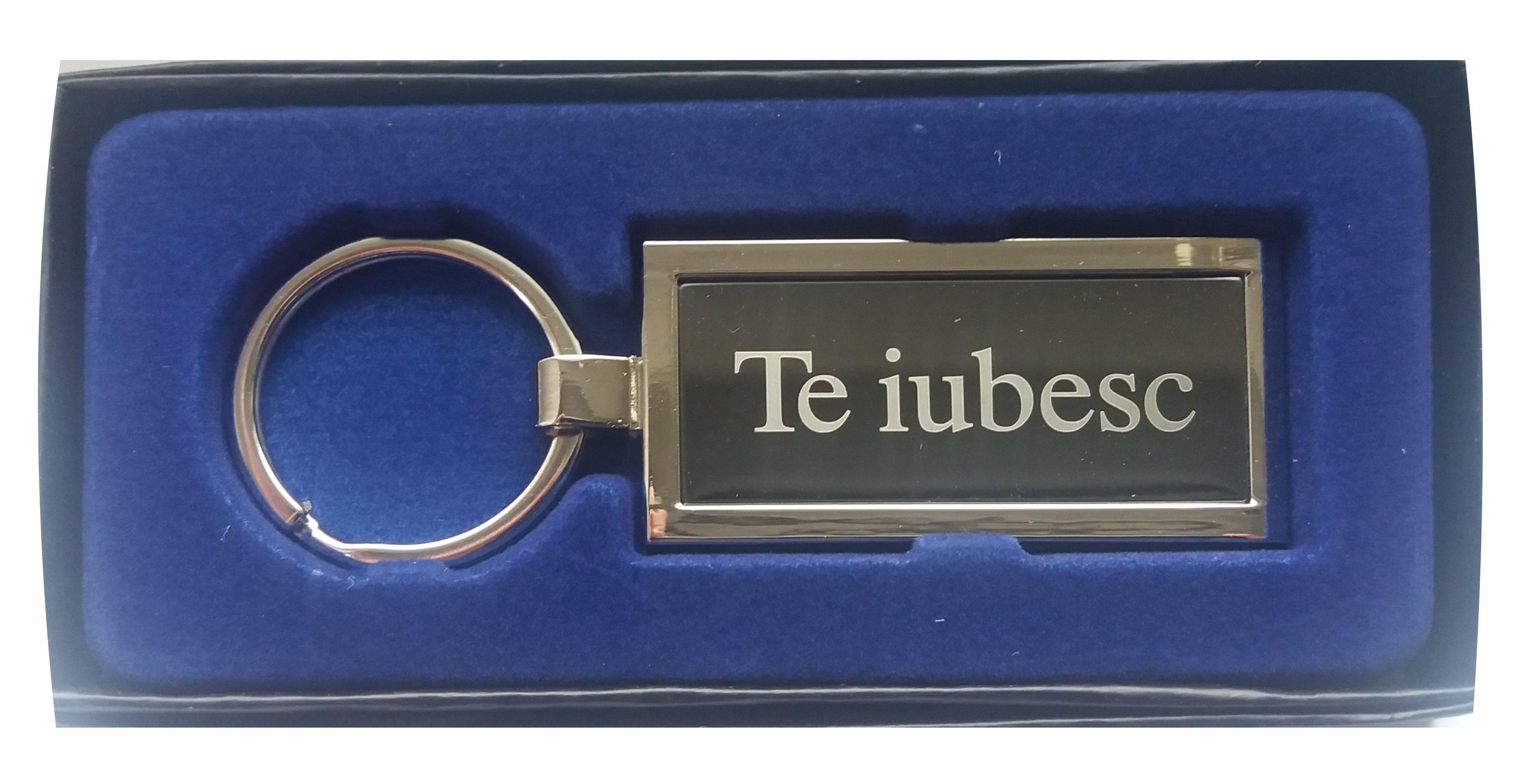 Breloc gravat barbatesc - Te iubesc ( 8 cm x 2.5 cm ) Breloc gravat barbatesc - Te iubesc ( 8 cm x 2.5 cm )