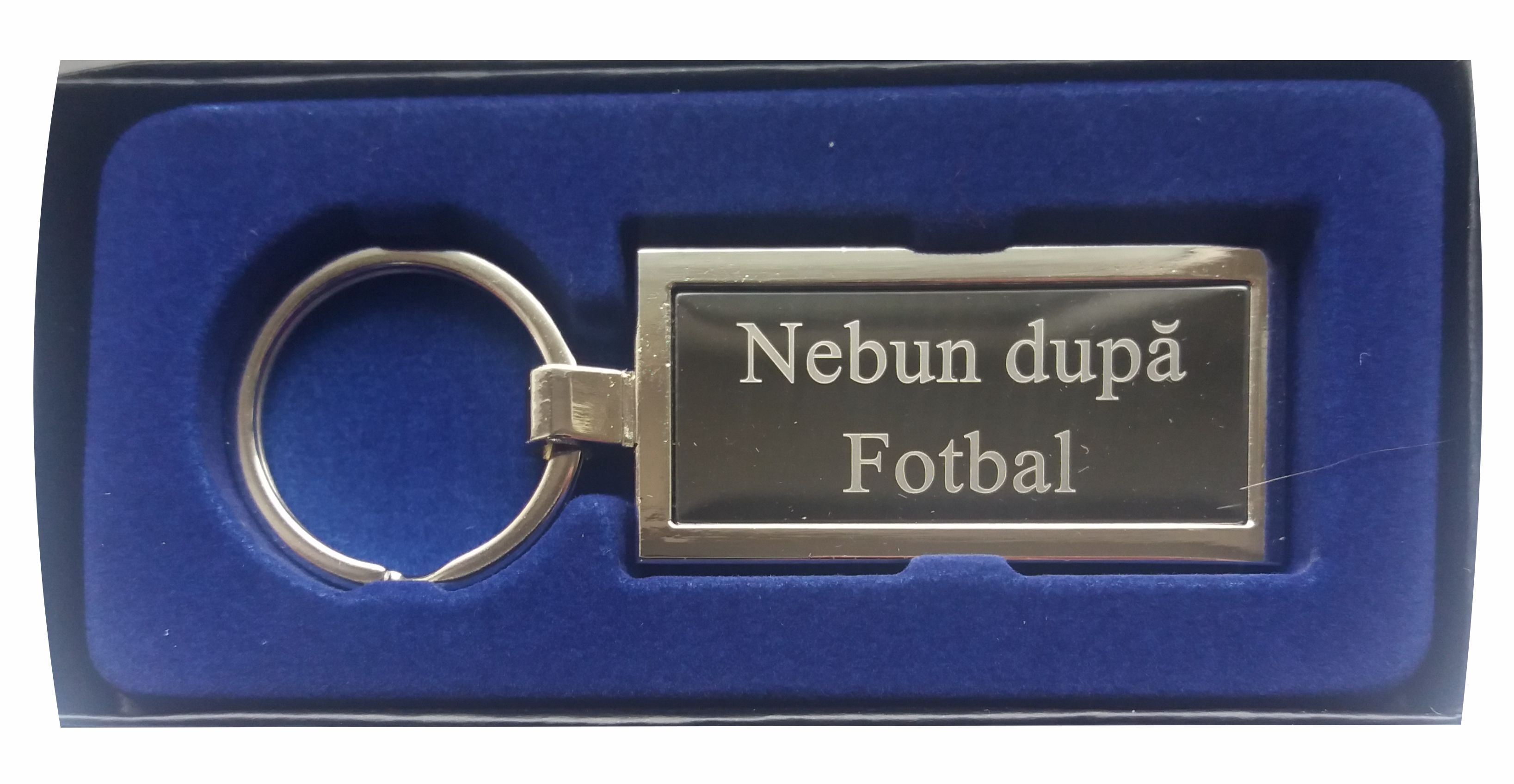 Breloc gravat barbatesc - Nebun dupa fotbal ( 8 cm x 2.5 cm ) Breloc gravat barbatesc - Nebun dupa fotbal ( 8 cm x 2.5 cm )