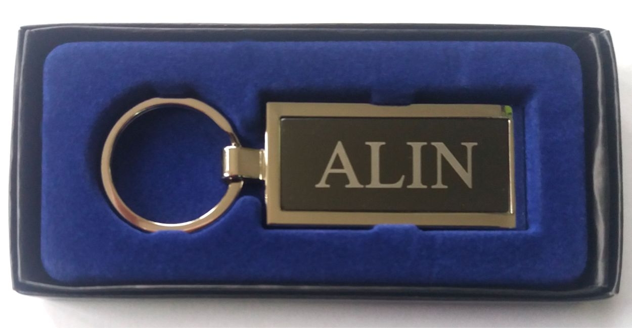 Breloc gravat barbatesc - Alin  ( 8 cm x 2.5 cm ) Breloc gravat barbatesc - Alin  ( 8 cm x 2.5 cm )