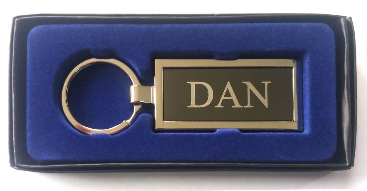 Breloc gravat barbatesc - Dan ( 8 cm x 2.5 cm ) Breloc gravat barbatesc - Dan ( 8 cm x 2.5 cm )