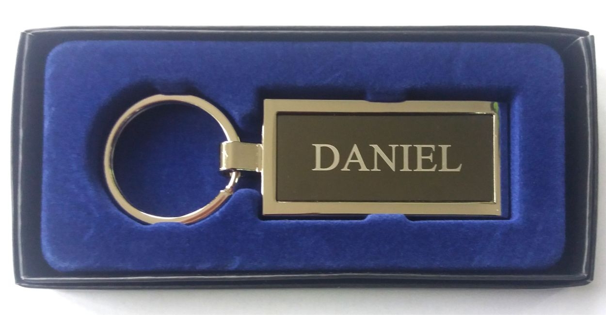 Breloc gravat barbatesc - Daniel ( 8 cm x 2.5 cm ) Breloc gravat barbatesc - Daniel ( 8 cm x 2.5 cm )
