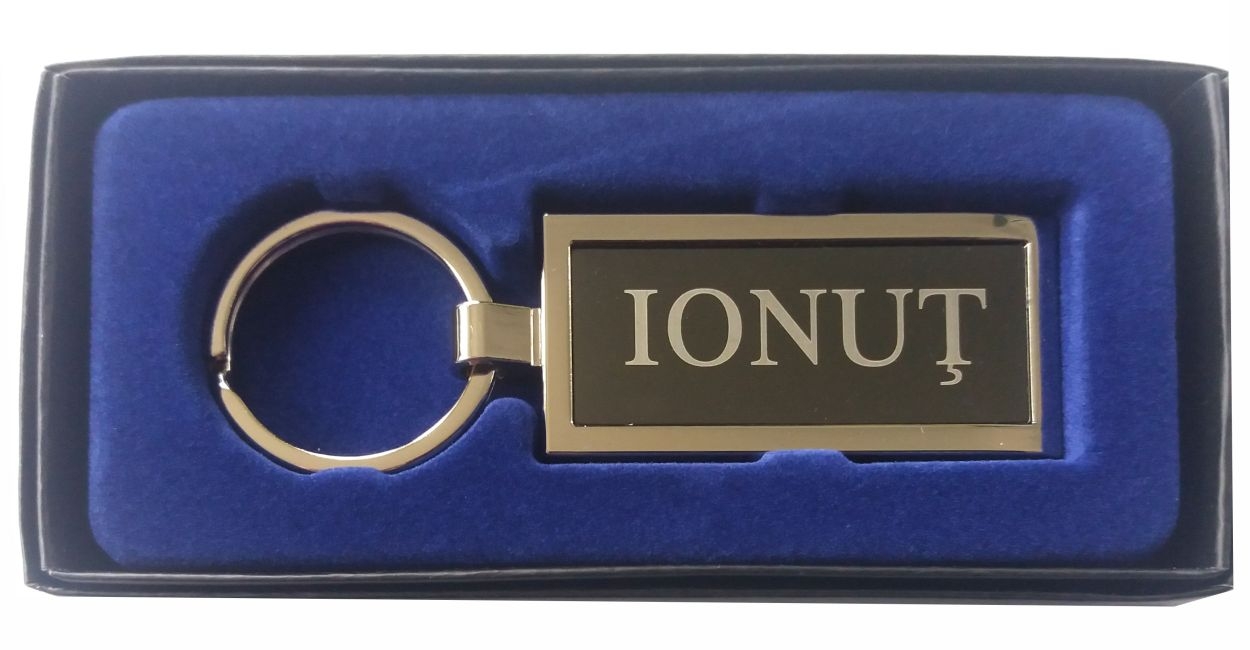 Breloc gravat barbatesc - Ionut ( 8 cm x 2.5 cm ) Breloc gravat barbatesc - Ionut ( 8 cm x 2.5 cm )