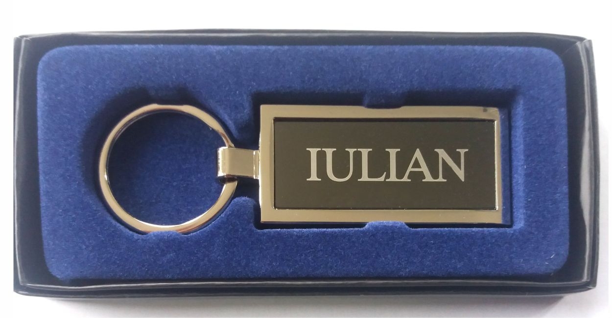 Breloc gravat barbatesc - Iulian ( 8 cm x 2.5 cm ) Breloc gravat barbatesc - Iulian ( 8 cm x 2.5 cm )