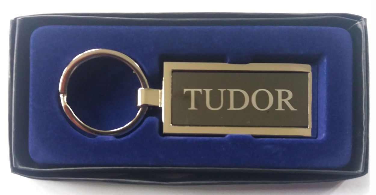 Breloc gravat barbatesc - Tudor ( 8 cm x 2.5 cm ) Breloc gravat barbatesc - Tudor ( 8 cm x 2.5 cm )