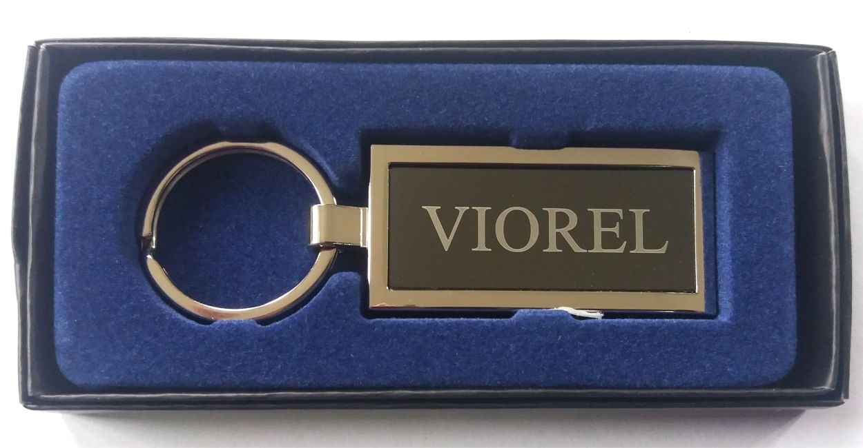 Breloc gravat barbatesc - Viorel ( 8 cm x 2.5 cm ) Breloc gravat barbatesc - Viorel ( 8 cm x 2.5 cm )