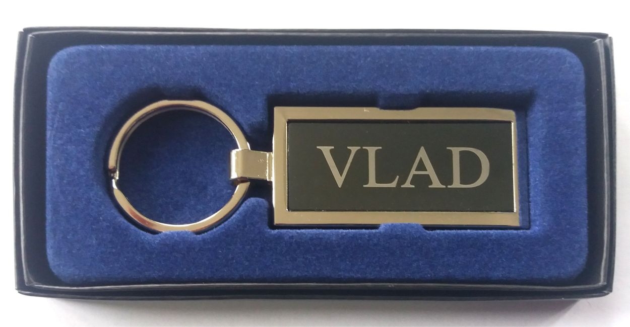 Breloc gravat barbatesc - Vlad ( 8 cm x 2.5 cm ) Breloc gravat barbatesc - Vlad ( 8 cm x 2.5 cm )