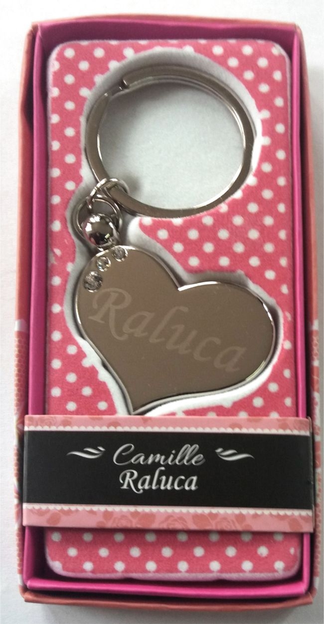 Breloc gravat inima  - Raluca ( 7 cm x 3.80 cm  ) Breloc gravat inima  - Raluca ( 7 cm x 3.80 cm  )