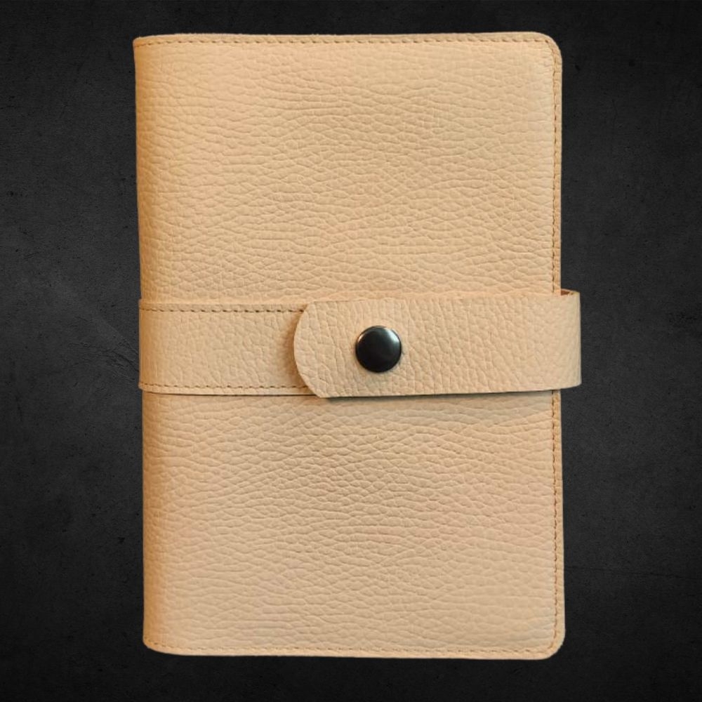 Biblia in husa handmade piele autentica, cu bareta lunga si capsa, marime medie, bej, index, margini aurii, cuv. lui Isus cu rosu [057 HBL]