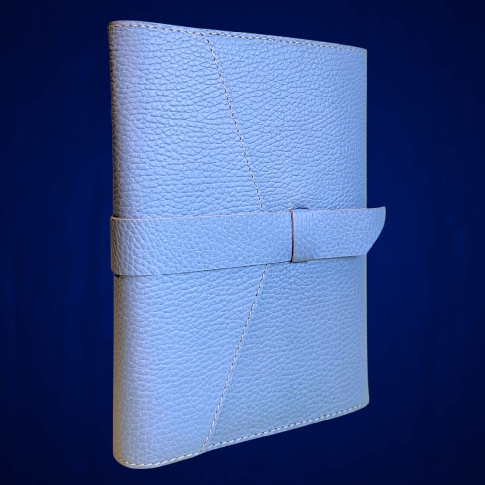 Biblia in husa handmade piele autentica, cu bareta, marime medie, bleu ciel, index, margini aurii, cuv. lui Isus cu rosu [057 HCB]