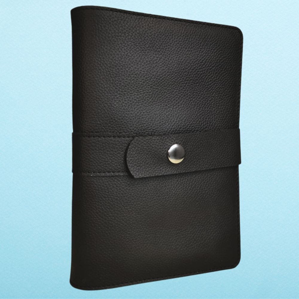 Biblia in husa handmade piele autentica, cu bareta lunga si capsa, marime medie, neagra, index, margini aurii, cuv. lui Isus cu rosu [057 HBL]