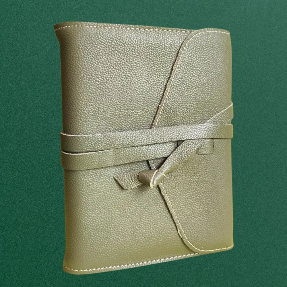 Biblia in husa handmade piele autentica, cu clapeta si snur, marime mica, verde oliv, index, margini aurii, cuv. lui Isus cu rosu [047 HCS]