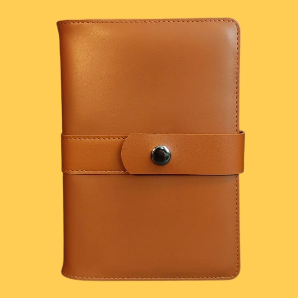 Biblia in husa handmade piele autentica, cu bareta lunga si capsa, marime medie, maro, index, margini aurii, cuv. lui Isus cu rosu [057 HBL]