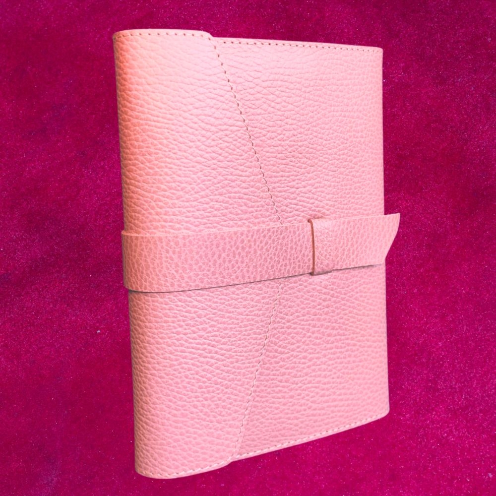 Biblia in husa handmade piele autentica, cu clapeta si bareta,  marime medie, roz pal, index, margini aurii, cuv. lui Isus cu rosu [057 HCB]