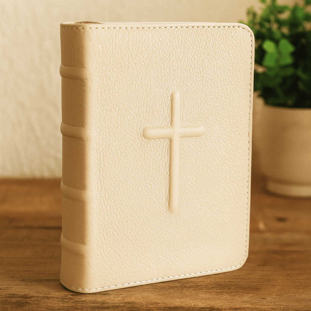 Biblia mica, piele, crem deschis, index, fermoar, margini aurii, simbol cruce in relief, cuv. lui Isus in rosu [047 PFI]