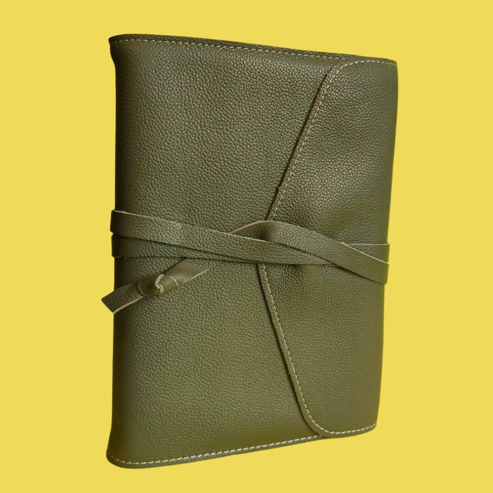 Biblia in husa handmade piele autentica, cu clapeta si snur, marime medie, verde oliv, index, margini aurii, cuv. lui Isus cu rosu [057 HCS]