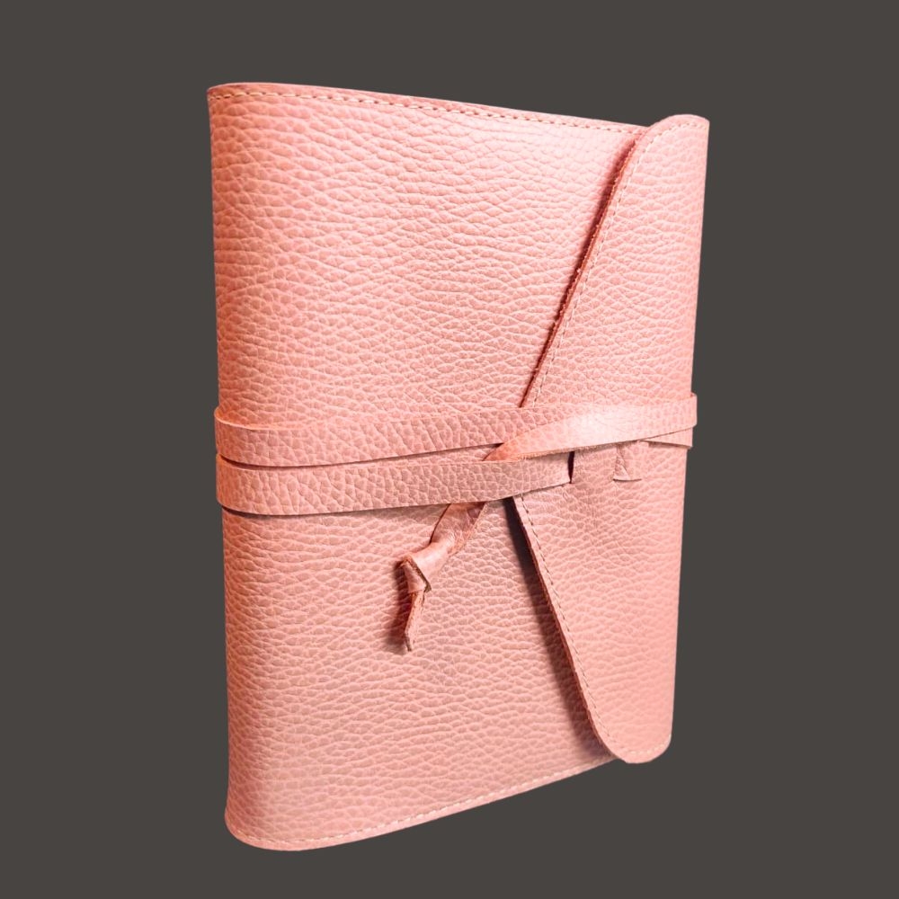 Biblia in husa handmade piele autentica, cu clapeta si snur, marime mica, roz pal, index, margini aurii, cuv. lui Isus cu rosu [047 HCS]