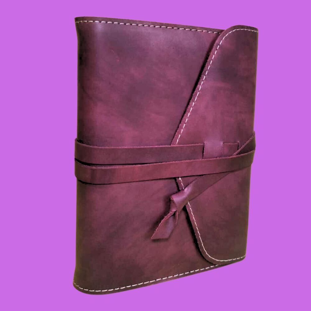 Biblia in husa handmade piele autentica, cu clapeta si snur, marime mica, bordo, index, margini aurii, cuv. lui Isus cu rosu [047 HCS]