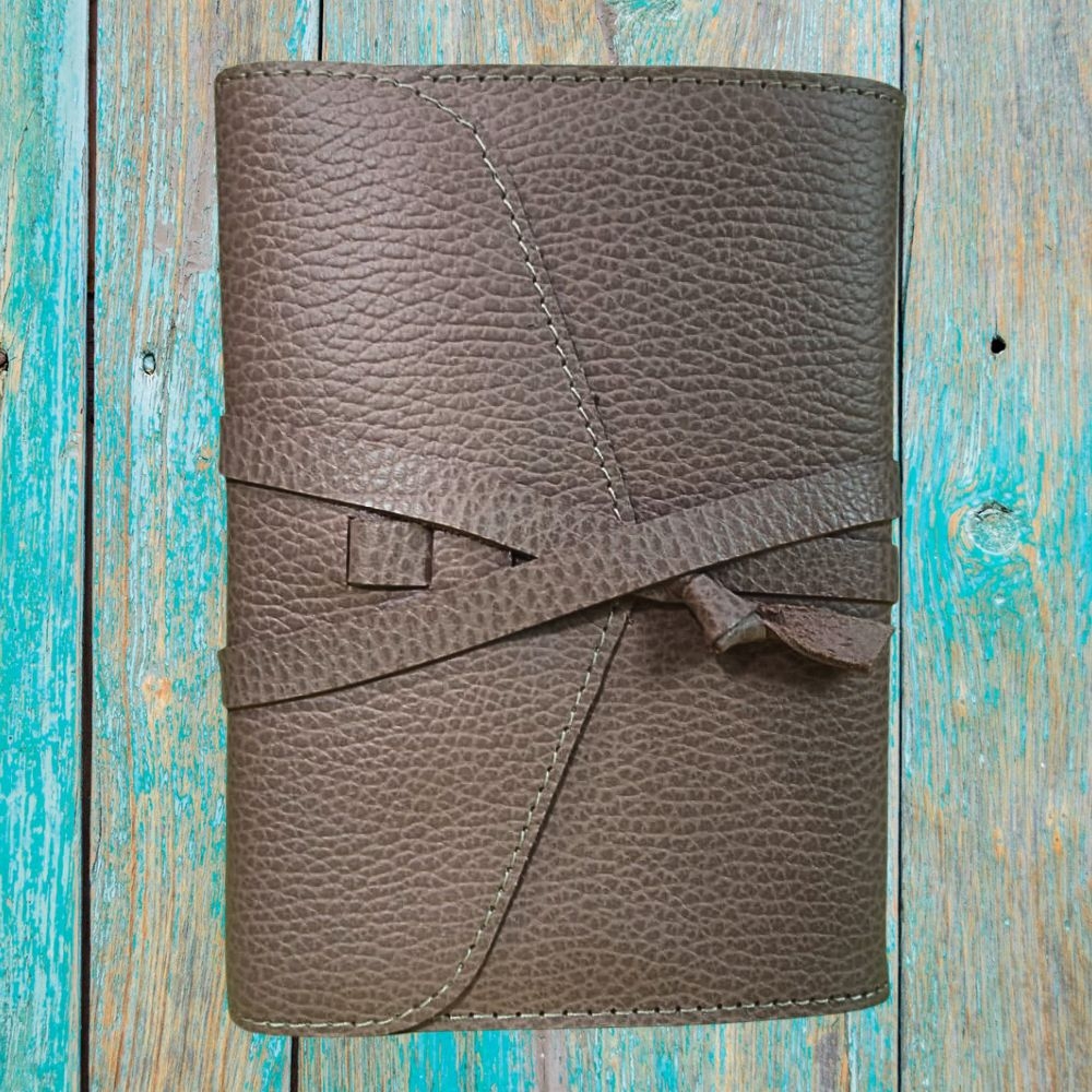 Biblia in husa handmade piele autentica, cu clapeta si snur, marime mica, gri, index, margini aurii, cuv. lui Isus cu rosu [047 HCS]