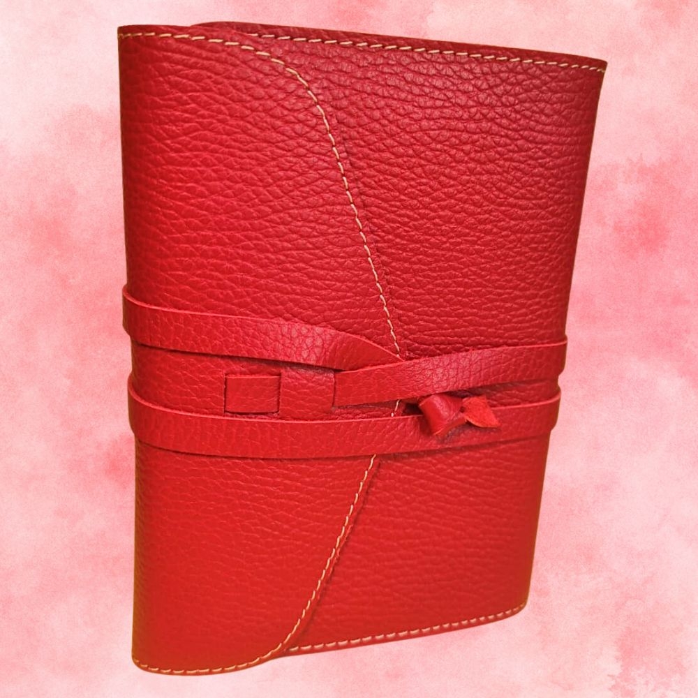 Biblia in husa handmade piele autentica, cu clapeta si snur, marime mica, rosie, index, margini aurii, cuv. lui Isus cu rosu [047 HCS]