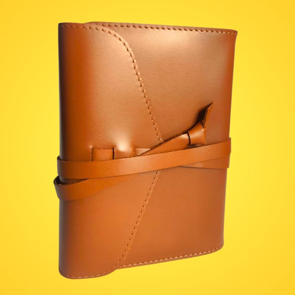 Biblia in husa handmade piele autentica, cu clapeta si snur, marime mica, maro, index, margini aurii, cuv. lui Isus cu rosu [047 HCS]