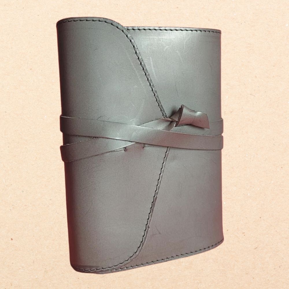 Biblia in husa handmade piele autentica, cu clapeta si snur, marime mica, maro brun, index, margini aurii, cuv. lui Isus cu rosu [047 HCS]