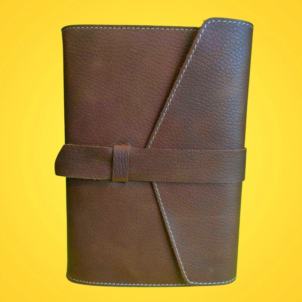 Biblia in husa handmade piele autentica, cu bareta, marime medie, maro inchis, index, margini aurii, cuv. lui Isus cu rosu [057 HCB]