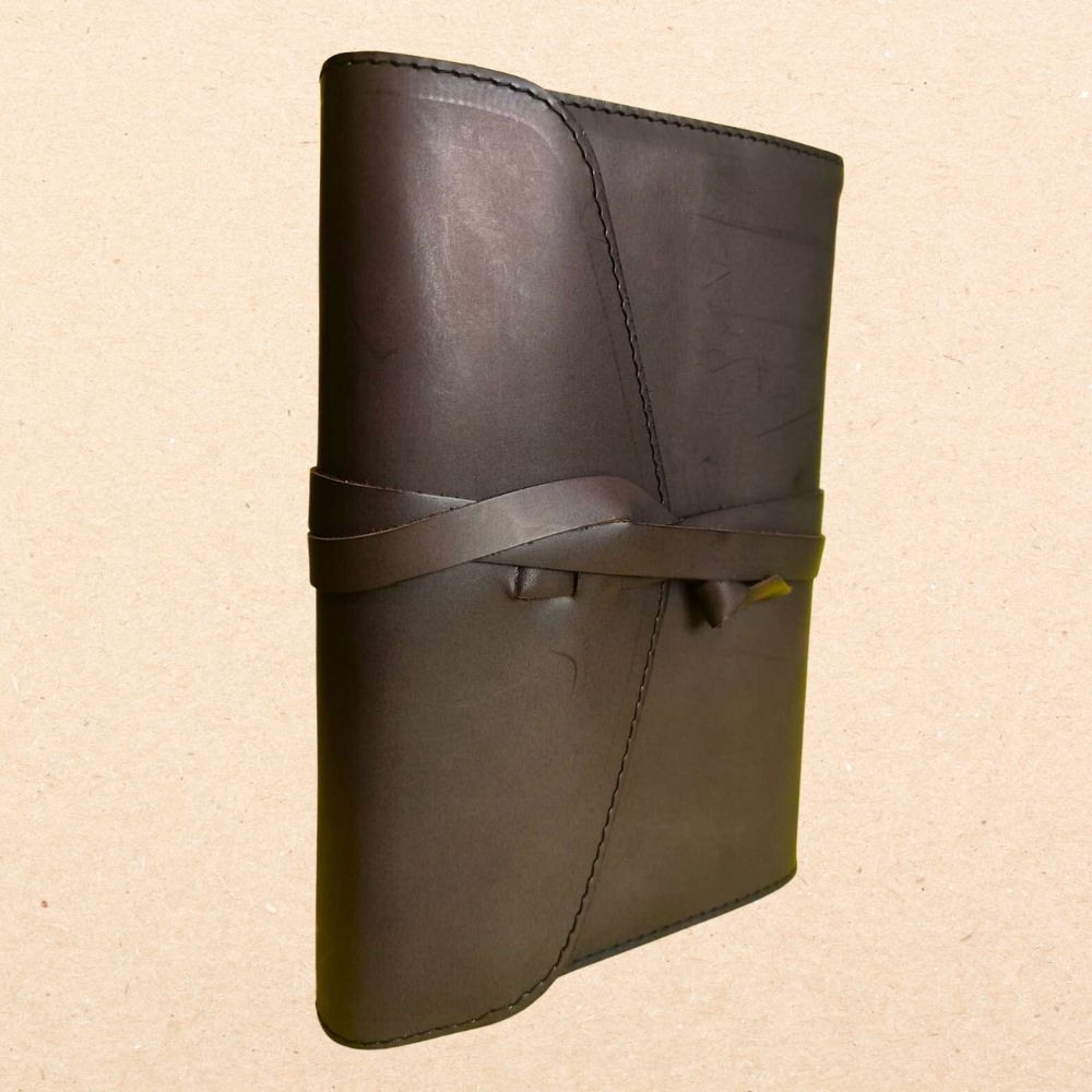 Biblia in husa handmade piele autentica, cu clapeta si snur, marime medie, maro brun, index, margini aurii, cuv. lui Isus cu rosu [057 HCS]