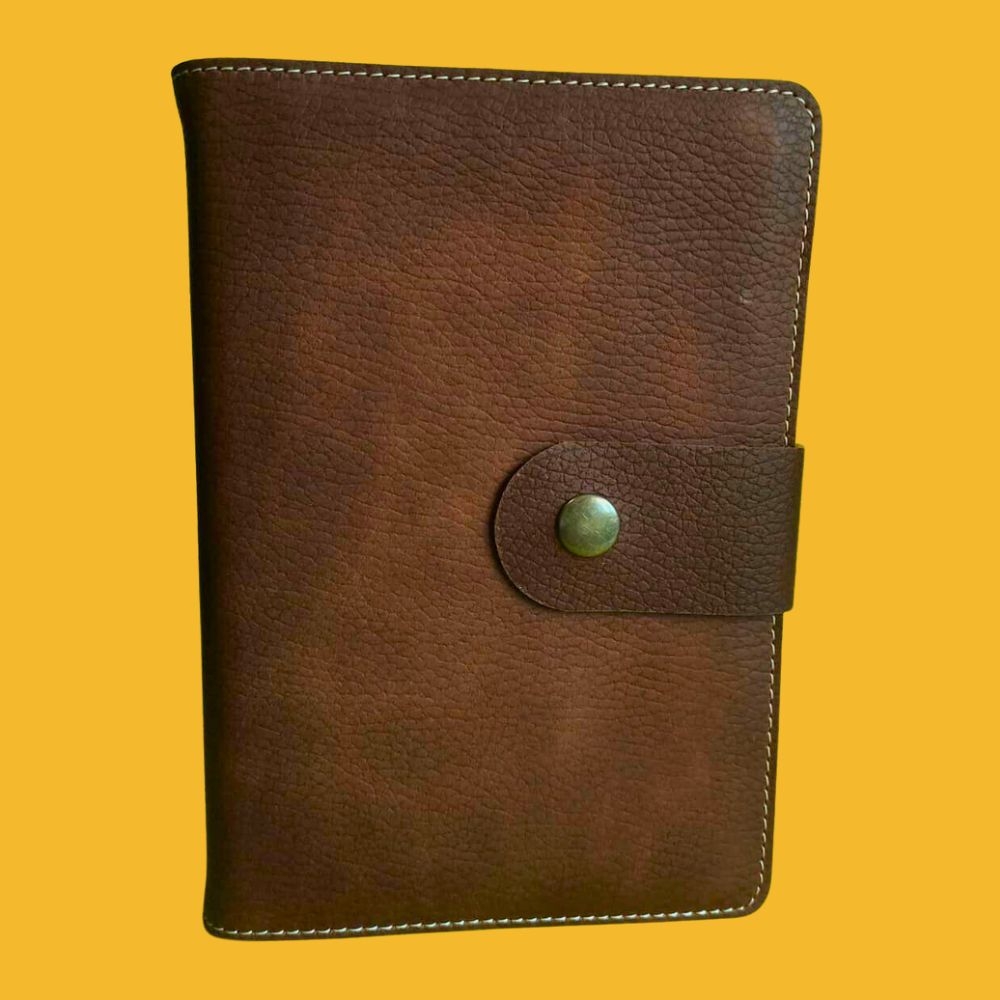 Biblia in husa handmade piele autentica, cu bareta si capsa, marime medie, maro, index, margini aurii, cuv. lui Isus cu rosu [057 HBS]