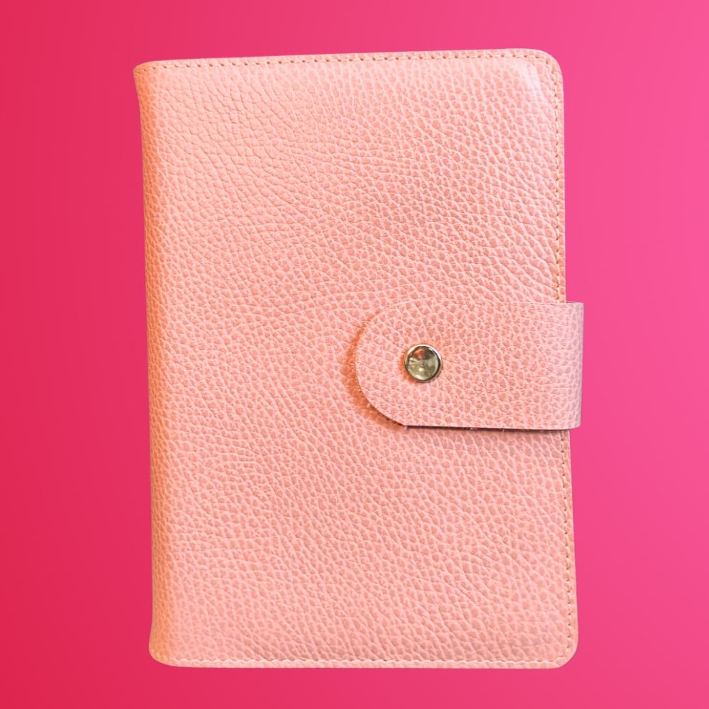 Biblia in husa handmade piele autentica, cu bareta si capsa, marime medie, roz pal, index, margini aurii, cuv. lui Isus cu rosu [057 HBS]