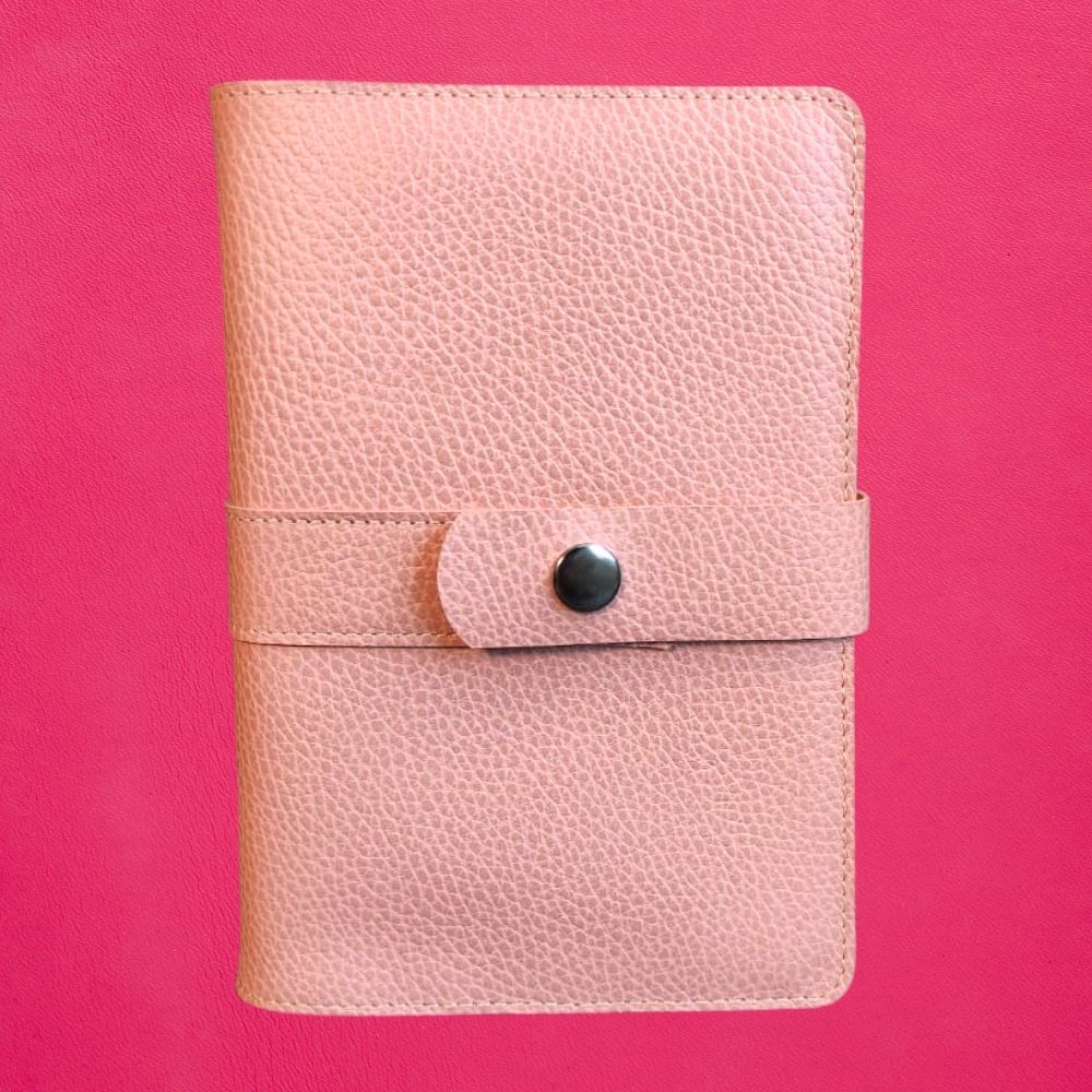 Biblia in husa handmade piele autentica, cu bareta lunga si capsa, marime medie, roz pal, index, margini aurii, cuv. lui Isus cu rosu [057 HBL]