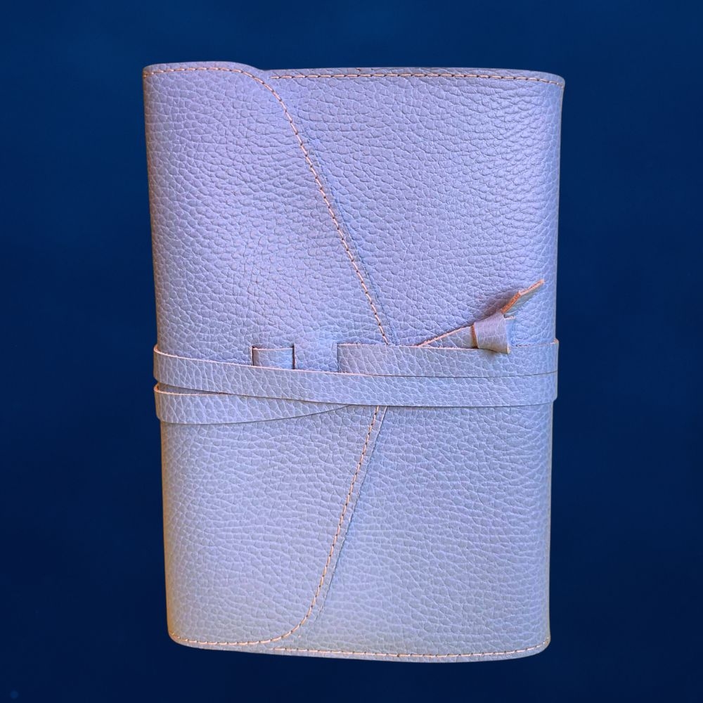 Biblia in husa handmade piele autentica, cu clapeta si snur, marime medie, bleu ciel, index, margini aurii, cuv. lui Isus cu rosu [057 HCS]