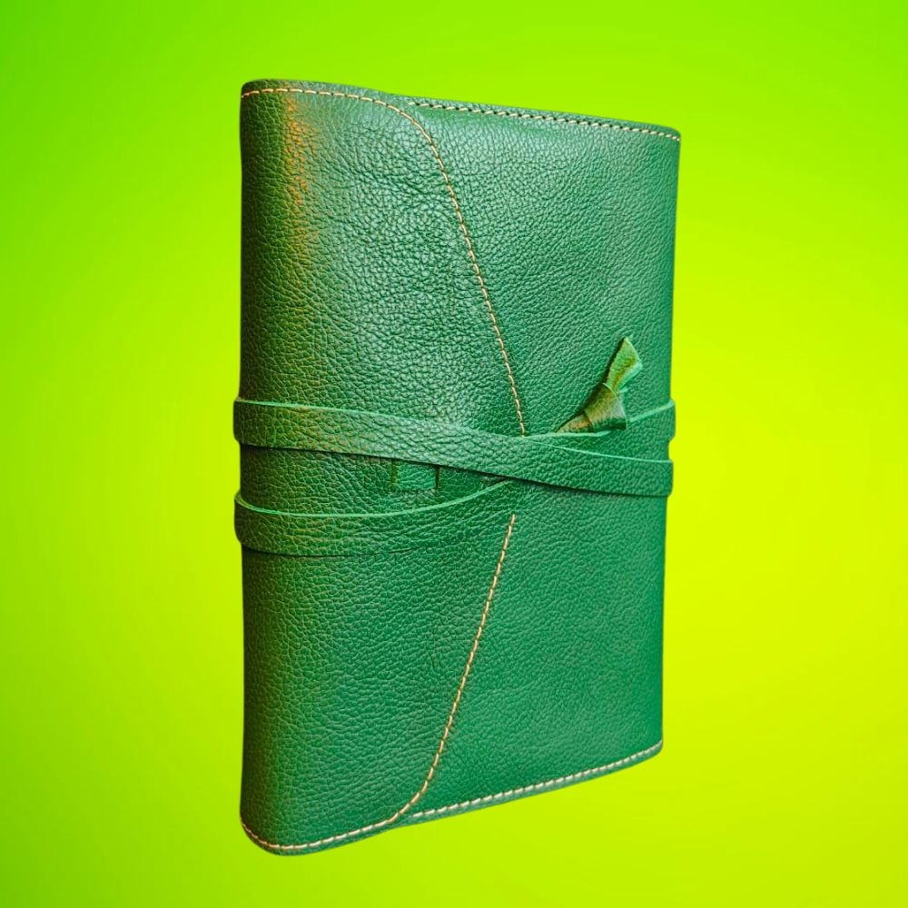 Biblia in husa handmade piele autentica, cu clapeta si snur, marime medie, verde, index, margini aurii, cuv. lui Isus cu rosu [057 HCS]