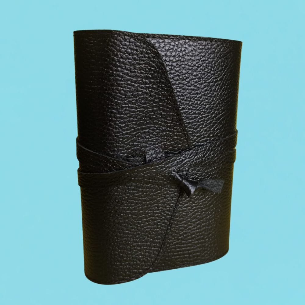 Biblia in husa handmade piele autentica, cu clapeta si snur, marime mica, neagra, index, margini aurii, cuv. lui Isus cu rosu [047 HCS]