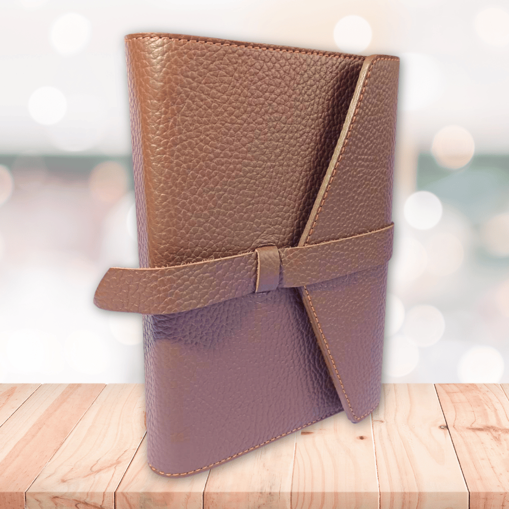 Biblia marime medie, maro, piele, inchidere clapeta și baretă, margini aurii, index, cuv. lui Isus cu rosu [MAR 057 PCI]