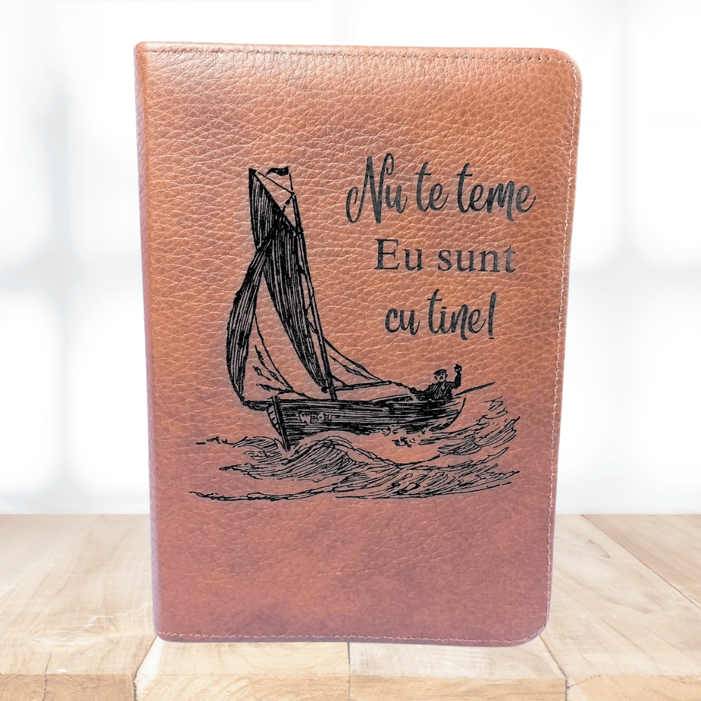 Biblie din piele gravată, model 6, marime medie, maro, fermoar, index, margini aurii, cuv. lui Isus cu rosu [SB 057 PFI]