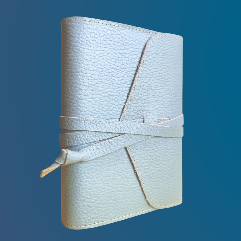 Biblia in husa handmade piele autentica, cu clapeta si snur, marime mica, bleu ciel, index, margini aurii, cuv. lui Isus cu rosu [047 HCS]