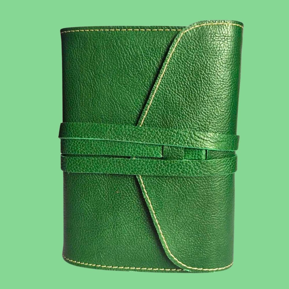 Biblia in husa handmade piele autentica, cu clapeta si snur, marime mica, verde, index, margini aurii, cuv. lui Isus cu rosu [047 HCS]