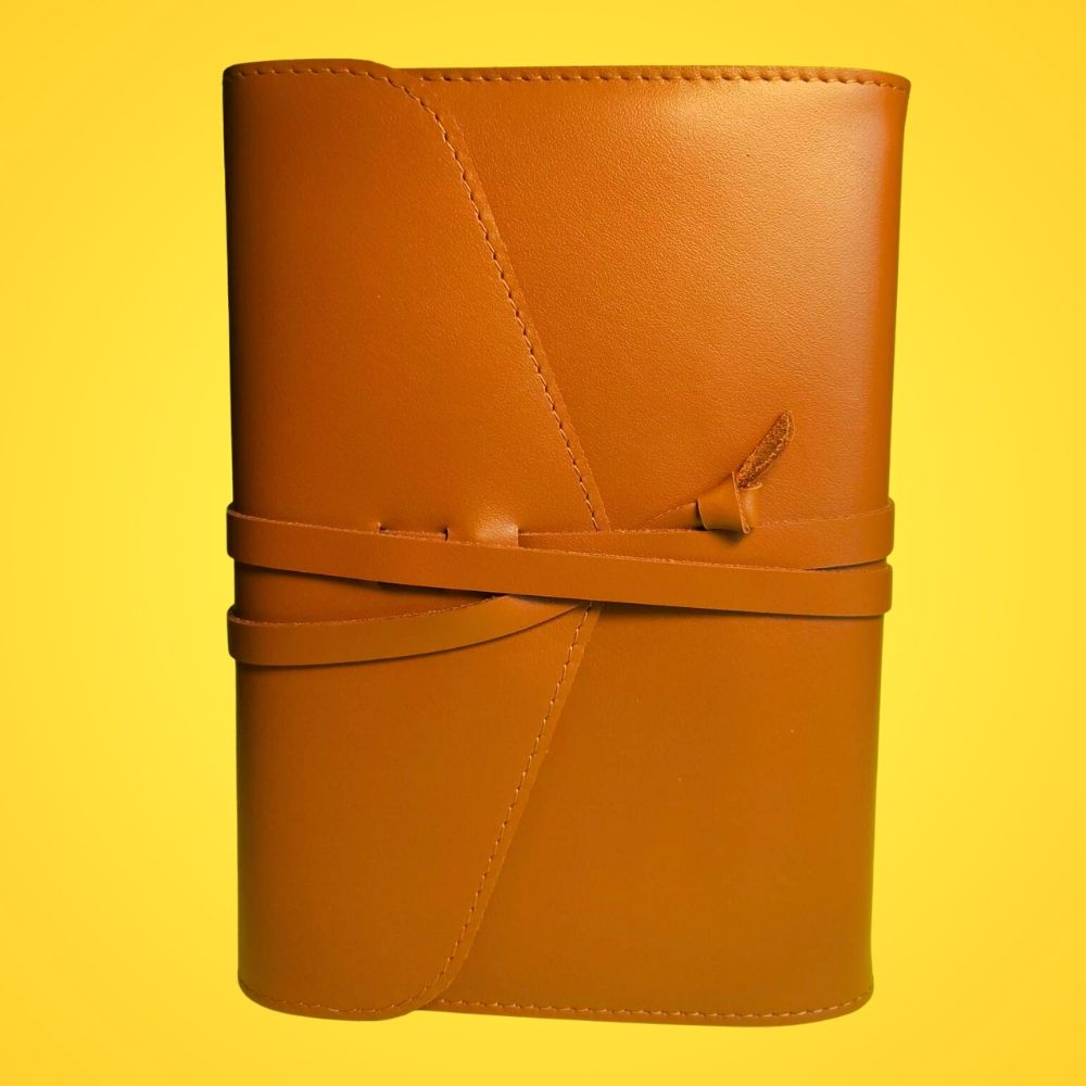 Biblia in husa handmade piele autentica, cu clapeta si snur, marime medie, maro, index, margini aurii, cuv. lui Isus cu rosu [057 HCS]