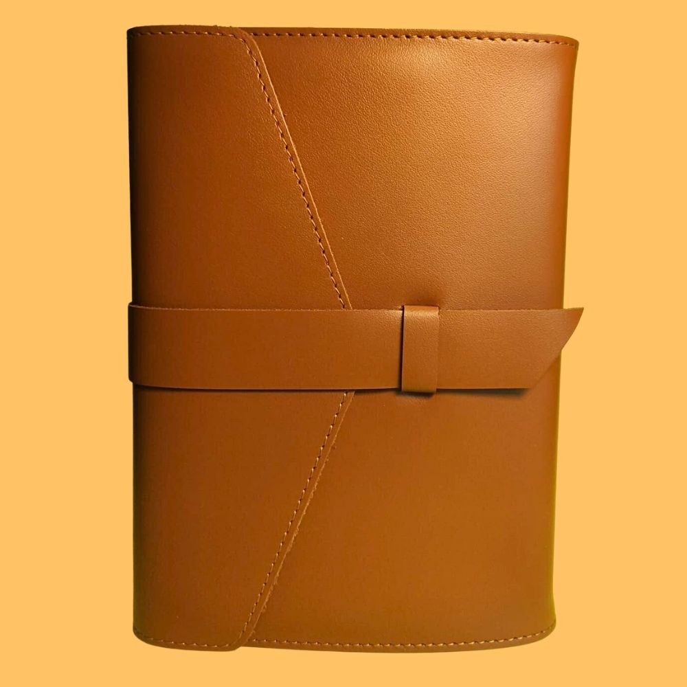 Biblia in husa handmade piele autentica, cu clapeta si bareta,  marime medie, maro, index, margini aurii, cuv. lui Isus cu rosu [057 HCB]