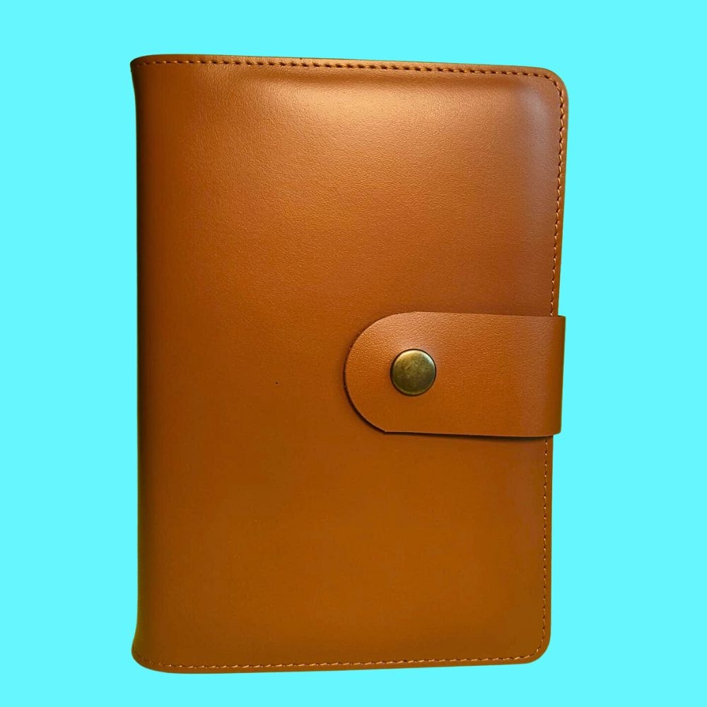 Biblia in husa handmade piele autentica, cu bareta si capsa, marime medie, maro, index, margini aurii, cuv. lui Isus cu rosu [057 HBS]