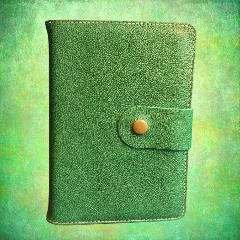 Biblia in husa handmade piele autentica, cu bareta si capsa, marime medie, verde, index, margini aurii, cuv. lui Isus cu rosu [057 HBS]