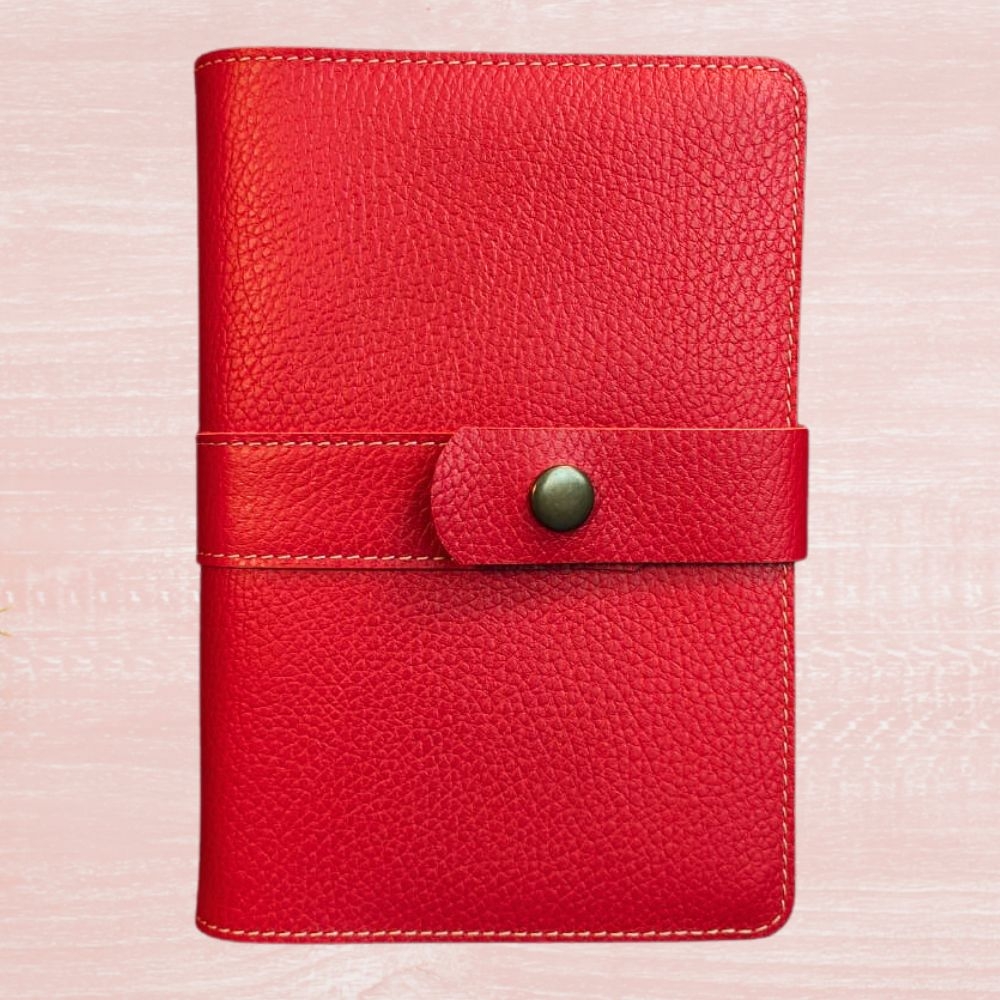 Biblia in husa handmade piele autentica, cu bareta lunga si capsa, marime medie, rosie, index, margini aurii, cuv. lui Isus cu rosu [057 HBL]